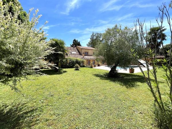 Maison 10 pièces 248 m² habitable.