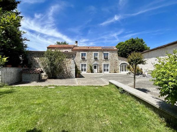 Maison 10 pièces 248 m² habitable.