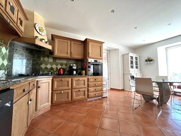 Maison 10 pièces 248 m² habitable.