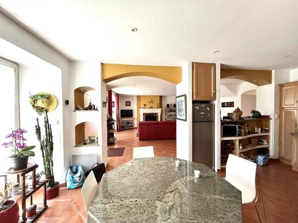 Maison 10 pièces 248 m² habitable.