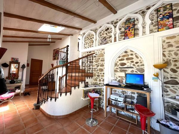 Maison 10 pièces 248 m² habitable.