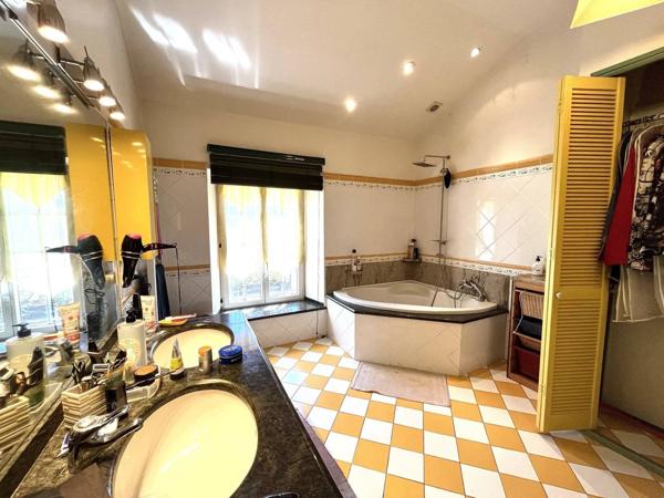 Maison 10 pièces 248 m² habitable.