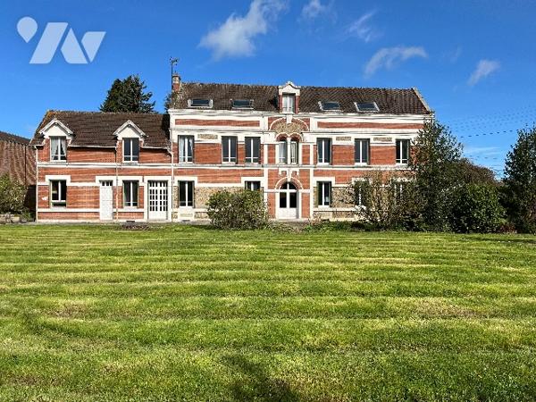 Maison de maitre comprenant 10 pièces.