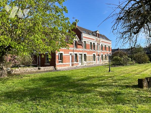 Maison de maitre comprenant 10 pièces.