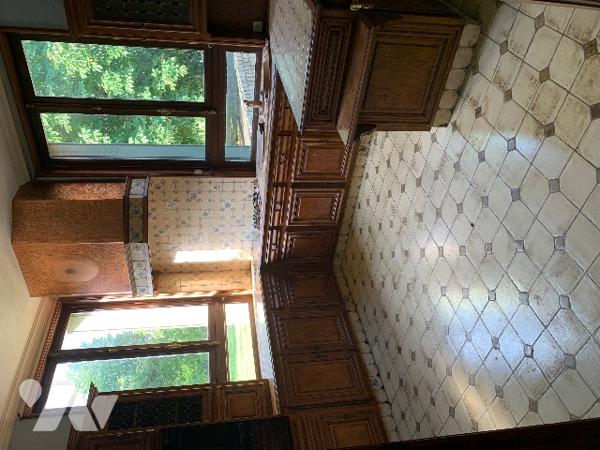 Maison de maitre comprenant 10 pièces.