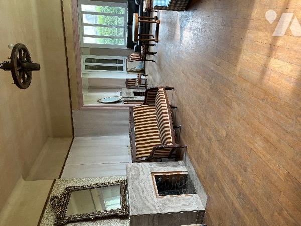 Maison de maitre comprenant 10 pièces.