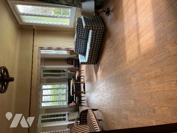 Maison de maitre comprenant 10 pièces.