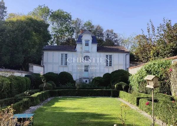 Hôtel particulier avec jardin garage et annexe au cœur de La Rochelle