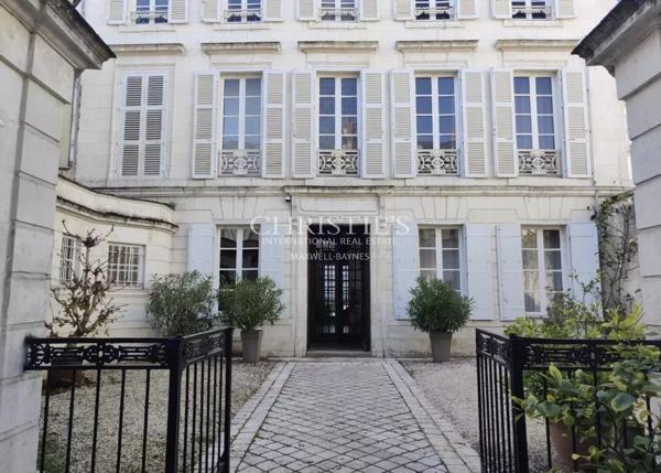 Hôtel particulier avec jardin garage et annexe au cœur de La Rochelle
