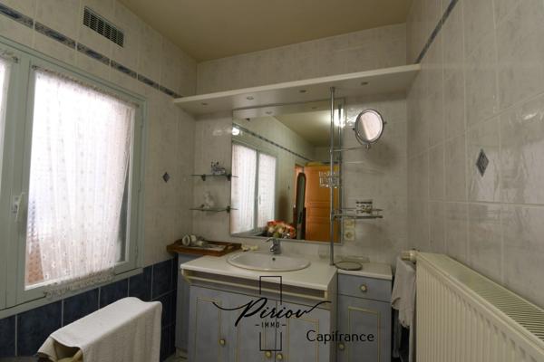 Maison de ville, vie de plain pied, 2 salles d'eau, 3 chambres
