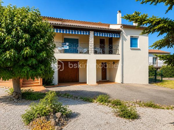 Située sur la commune de Gonfaron, à proximité immédiate du centre du village, une maison de Type 6, sur une parcelle d'environ 640m² bénéficiant d’un emplacement pratique, proche des commerces, écoles, services et transports (arrêt de bus accessible à pied).

D’une surface habitable d’environ 152 m², cette maison saine et bien entretenue se compose comme suit :

Au rez-de-chaussée :

- un dégagement,
- une pièce pouvant faire office de bureau ou de chambre,
- une buanderie,
- un grand garage d’environ 75 m²,
- un second garage d’environ 16 m².

À l’étage :

- un dégagement,
- un séjour d'environ 30m²
- une cuisine,
- quatre chambres allant d'environ 10 à 15m²
- un dressing,
- une salle de bains,
- un balcon,
- WC.

La surface totale du bâtiment est d'environ 248m².

La maison dispose par ailleurs des prestations suivantes  :

Double vitrage sur l’ensemble des ouvertures,
Volets roulants électriques,
Climatisation réversible,
Chauffage électrique ainsi qu’un système au fioul.

Une maison fonctionnelle et en très bon état, offrant de beaux volumes ainsi que d’importantes surfaces de stockage et de stationnement.