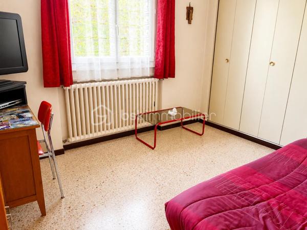 Située sur la commune de Gonfaron, à proximité immédiate du centre du village, une maison de Type 6, sur une parcelle d'environ 640m² bénéficiant d’un emplacement pratique, proche des commerces, écoles, services et transports (arrêt de bus accessible à pied).

D’une surface habitable d’environ 152 m², cette maison saine et bien entretenue se compose comme suit :

Au rez-de-chaussée :

- un dégagement,
- une pièce pouvant faire office de bureau ou de chambre,
- une buanderie,
- un grand garage d’environ 75 m²,
- un second garage d’environ 16 m².

À l’étage :

- un dégagement,
- un séjour d'environ 30m²
- une cuisine,
- quatre chambres allant d'environ 10 à 15m²
- un dressing,
- une salle de bains,
- un balcon,
- WC.

La surface totale du bâtiment est d'environ 248m².

La maison dispose par ailleurs des prestations suivantes  :

Double vitrage sur l’ensemble des ouvertures,
Volets roulants électriques,
Climatisation réversible,
Chauffage électrique ainsi qu’un système au fioul.

Une maison fonctionnelle et en très bon état, offrant de beaux volumes ainsi que d’importantes surfaces de stockage et de stationnement.