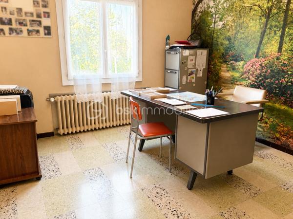 Située sur la commune de Gonfaron, à proximité immédiate du centre du village, une maison de Type 6, sur une parcelle d'environ 640m² bénéficiant d’un emplacement pratique, proche des commerces, écoles, services et transports (arrêt de bus accessible à pied).

D’une surface habitable d’environ 152 m², cette maison saine et bien entretenue se compose comme suit :

Au rez-de-chaussée :

- un dégagement,
- une pièce pouvant faire office de bureau ou de chambre,
- une buanderie,
- un grand garage d’environ 75 m²,
- un second garage d’environ 16 m².

À l’étage :

- un dégagement,
- un séjour d'environ 30m²
- une cuisine,
- quatre chambres allant d'environ 10 à 15m²
- un dressing,
- une salle de bains,
- un balcon,
- WC.

La surface totale du bâtiment est d'environ 248m².

La maison dispose par ailleurs des prestations suivantes  :

Double vitrage sur l’ensemble des ouvertures,
Volets roulants électriques,
Climatisation réversible,
Chauffage électrique ainsi qu’un système au fioul.

Une maison fonctionnelle et en très bon état, offrant de beaux volumes ainsi que d’importantes surfaces de stockage et de stationnement.