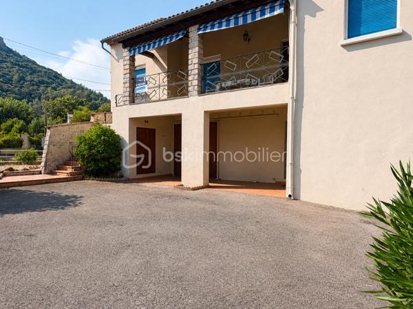 Située sur la commune de Gonfaron, à proximité immédiate du centre du village, une maison de Type 6, sur une parcelle d'environ 640m² bénéficiant d’un emplacement pratique, proche des commerces, écoles, services et transports (arrêt de bus accessible à pied).

D’une surface habitable d’environ 152 m², cette maison saine et bien entretenue se compose comme suit :

Au rez-de-chaussée :

- un dégagement,
- une pièce pouvant faire office de bureau ou de chambre,
- une buanderie,
- un grand garage d’environ 75 m²,
- un second garage d’environ 16 m².

À l’étage :

- un dégagement,
- un séjour d'environ 30m²
- une cuisine,
- quatre chambres allant d'environ 10 à 15m²
- un dressing,
- une salle de bains,
- un balcon,
- WC.

La surface totale du bâtiment est d'environ 248m².

La maison dispose par ailleurs des prestations suivantes  :

Double vitrage sur l’ensemble des ouvertures,
Volets roulants électriques,
Climatisation réversible,
Chauffage électrique ainsi qu’un système au fioul.

Une maison fonctionnelle et en très bon état, offrant de beaux volumes ainsi que d’importantes surfaces de stockage et de stationnement.