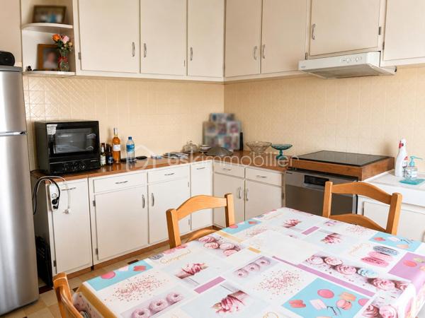 Située sur la commune de Gonfaron, à proximité immédiate du centre du village, une maison de Type 6, sur une parcelle d'environ 640m² bénéficiant d’un emplacement pratique, proche des commerces, écoles, services et transports (arrêt de bus accessible à pied).

D’une surface habitable d’environ 152 m², cette maison saine et bien entretenue se compose comme suit :

Au rez-de-chaussée :

- un dégagement,
- une pièce pouvant faire office de bureau ou de chambre,
- une buanderie,
- un grand garage d’environ 75 m²,
- un second garage d’environ 16 m².

À l’étage :

- un dégagement,
- un séjour d'environ 30m²
- une cuisine,
- quatre chambres allant d'environ 10 à 15m²
- un dressing,
- une salle de bains,
- un balcon,
- WC.

La surface totale du bâtiment est d'environ 248m².

La maison dispose par ailleurs des prestations suivantes  :

Double vitrage sur l’ensemble des ouvertures,
Volets roulants électriques,
Climatisation réversible,
Chauffage électrique ainsi qu’un système au fioul.

Une maison fonctionnelle et en très bon état, offrant de beaux volumes ainsi que d’importantes surfaces de stockage et de stationnement.