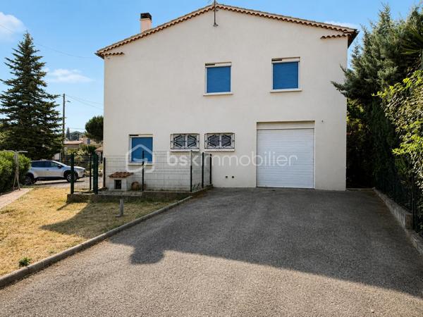 Située sur la commune de Gonfaron, à proximité immédiate du centre du village, une maison de Type 6, sur une parcelle d'environ 640m² bénéficiant d’un emplacement pratique, proche des commerces, écoles, services et transports (arrêt de bus accessible à pied).

D’une surface habitable d’environ 152 m², cette maison saine et bien entretenue se compose comme suit :

Au rez-de-chaussée :

- un dégagement,
- une pièce pouvant faire office de bureau ou de chambre,
- une buanderie,
- un grand garage d’environ 75 m²,
- un second garage d’environ 16 m².

À l’étage :

- un dégagement,
- un séjour d'environ 30m²
- une cuisine,
- quatre chambres allant d'environ 10 à 15m²
- un dressing,
- une salle de bains,
- un balcon,
- WC.

La surface totale du bâtiment est d'environ 248m².

La maison dispose par ailleurs des prestations suivantes  :

Double vitrage sur l’ensemble des ouvertures,
Volets roulants électriques,
Climatisation réversible,
Chauffage électrique ainsi qu’un système au fioul.

Une maison fonctionnelle et en très bon état, offrant de beaux volumes ainsi que d’importantes surfaces de stockage et de stationnement.