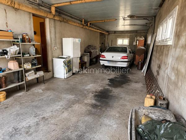 Située sur la commune de Gonfaron, à proximité immédiate du centre du village, une maison de Type 6, sur une parcelle d'environ 640m² bénéficiant d’un emplacement pratique, proche des commerces, écoles, services et transports (arrêt de bus accessible à pied).

D’une surface habitable d’environ 152 m², cette maison saine et bien entretenue se compose comme suit :

Au rez-de-chaussée :

- un dégagement,
- une pièce pouvant faire office de bureau ou de chambre,
- une buanderie,
- un grand garage d’environ 75 m²,
- un second garage d’environ 16 m².

À l’étage :

- un dégagement,
- un séjour d'environ 30m²
- une cuisine,
- quatre chambres allant d'environ 10 à 15m²
- un dressing,
- une salle de bains,
- un balcon,
- WC.

La surface totale du bâtiment est d'environ 248m².

La maison dispose par ailleurs des prestations suivantes  :

Double vitrage sur l’ensemble des ouvertures,
Volets roulants électriques,
Climatisation réversible,
Chauffage électrique ainsi qu’un système au fioul.

Une maison fonctionnelle et en très bon état, offrant de beaux volumes ainsi que d’importantes surfaces de stockage et de stationnement.