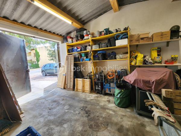 Proche de Saint-Maximin-la-Sainte-Baume et des axes autoroutiers, vaste local commercial offrant plusieurs espaces de travail ainsi que de nombreuses places de stationnement.

Facile d’accès, ce bien peut convenir à différents corps de métier grâce à la diversité de ses espaces.

Un large volet roulant métallique ainsi qu’une grande baie vitrée sécurisée ouvrent sur un atelier d’environ 50 m² avec dalle béton. Communiquant avec cet espace, un bureau carrelé et climatisé de 38 m² avec WC.

Le bien dispose également de deux grandes réserves de 22 m² et 8 m².

Une agréable cuisine équipée et aménagée s’ouvre sur un patio, reliant ainsi cette première partie à une seconde aile comprenant plusieurs bureaux ainsi qu’un logement de fonction.

L’ensemble est implanté sur une parcelle joliment arborée de 854 m².

Parmi les nombreux atouts :

Tout-à-l’égout
Compteur électrique professionnel
Borne de recharge pour véhicule électrique
Caméras de surveillance
Pompe à chaleur
Portail automatique
Système d’alarme

Ce bien, d’une superficie totale d’environ 340 m², offre de nombreuses possibilités d’aménagement et pourrait convenir à différents projets professionnels, sous réserve des autorisations administratives nécessaires : professions médicales ou paramédicales, cabinet vétérinaire, kinésithérapeute, ostéopathe, laboratoire, bureaux professionnels, activité artisanale avec showroom, ou encore structure d’accueil de type MAM.