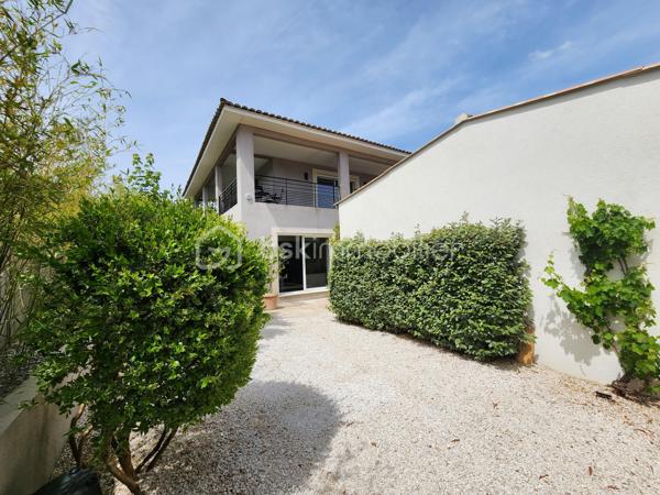 Proche de Saint-Maximin-la-Sainte-Baume et des axes autoroutiers, vaste local commercial offrant plusieurs espaces de travail ainsi que de nombreuses places de stationnement.

Facile d’accès, ce bien peut convenir à différents corps de métier grâce à la diversité de ses espaces.

Un large volet roulant métallique ainsi qu’une grande baie vitrée sécurisée ouvrent sur un atelier d’environ 50 m² avec dalle béton. Communiquant avec cet espace, un bureau carrelé et climatisé de 38 m² avec WC.

Le bien dispose également de deux grandes réserves de 22 m² et 8 m².

Une agréable cuisine équipée et aménagée s’ouvre sur un patio, reliant ainsi cette première partie à une seconde aile comprenant plusieurs bureaux ainsi qu’un logement de fonction.

L’ensemble est implanté sur une parcelle joliment arborée de 854 m².

Parmi les nombreux atouts :

Tout-à-l’égout
Compteur électrique professionnel
Borne de recharge pour véhicule électrique
Caméras de surveillance
Pompe à chaleur
Portail automatique
Système d’alarme

Ce bien, d’une superficie totale d’environ 340 m², offre de nombreuses possibilités d’aménagement et pourrait convenir à différents projets professionnels, sous réserve des autorisations administratives nécessaires : professions médicales ou paramédicales, cabinet vétérinaire, kinésithérapeute, ostéopathe, laboratoire, bureaux professionnels, activité artisanale avec showroom, ou encore structure d’accueil de type MAM.
