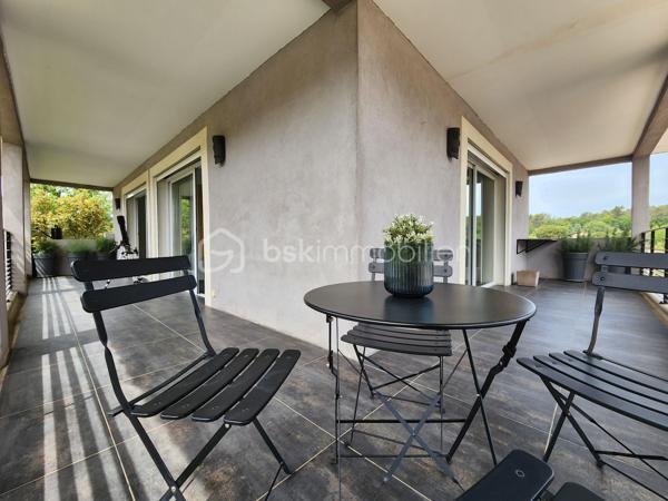 Proche de Saint-Maximin-la-Sainte-Baume et des axes autoroutiers, vaste local commercial offrant plusieurs espaces de travail ainsi que de nombreuses places de stationnement.

Facile d’accès, ce bien peut convenir à différents corps de métier grâce à la diversité de ses espaces.

Un large volet roulant métallique ainsi qu’une grande baie vitrée sécurisée ouvrent sur un atelier d’environ 50 m² avec dalle béton. Communiquant avec cet espace, un bureau carrelé et climatisé de 38 m² avec WC.

Le bien dispose également de deux grandes réserves de 22 m² et 8 m².

Une agréable cuisine équipée et aménagée s’ouvre sur un patio, reliant ainsi cette première partie à une seconde aile comprenant plusieurs bureaux ainsi qu’un logement de fonction.

L’ensemble est implanté sur une parcelle joliment arborée de 854 m².

Parmi les nombreux atouts :

Tout-à-l’égout
Compteur électrique professionnel
Borne de recharge pour véhicule électrique
Caméras de surveillance
Pompe à chaleur
Portail automatique
Système d’alarme

Ce bien, d’une superficie totale d’environ 340 m², offre de nombreuses possibilités d’aménagement et pourrait convenir à différents projets professionnels, sous réserve des autorisations administratives nécessaires : professions médicales ou paramédicales, cabinet vétérinaire, kinésithérapeute, ostéopathe, laboratoire, bureaux professionnels, activité artisanale avec showroom, ou encore structure d’accueil de type MAM.