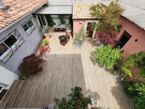 Proche de Saint-Maximin-la-Sainte-Baume et des axes autoroutiers, vaste local commercial offrant plusieurs espaces de travail ainsi que de nombreuses places de stationnement.

Facile d’accès, ce bien peut convenir à différents corps de métier grâce à la diversité de ses espaces.

Un large volet roulant métallique ainsi qu’une grande baie vitrée sécurisée ouvrent sur un atelier d’environ 50 m² avec dalle béton. Communiquant avec cet espace, un bureau carrelé et climatisé de 38 m² avec WC.

Le bien dispose également de deux grandes réserves de 22 m² et 8 m².

Une agréable cuisine équipée et aménagée s’ouvre sur un patio, reliant ainsi cette première partie à une seconde aile comprenant plusieurs bureaux ainsi qu’un logement de fonction.

L’ensemble est implanté sur une parcelle joliment arborée de 854 m².

Parmi les nombreux atouts :

Tout-à-l’égout
Compteur électrique professionnel
Borne de recharge pour véhicule électrique
Caméras de surveillance
Pompe à chaleur
Portail automatique
Système d’alarme

Ce bien, d’une superficie totale d’environ 340 m², offre de nombreuses possibilités d’aménagement et pourrait convenir à différents projets professionnels, sous réserve des autorisations administratives nécessaires : professions médicales ou paramédicales, cabinet vétérinaire, kinésithérapeute, ostéopathe, laboratoire, bureaux professionnels, activité artisanale avec showroom, ou encore structure d’accueil de type MAM.