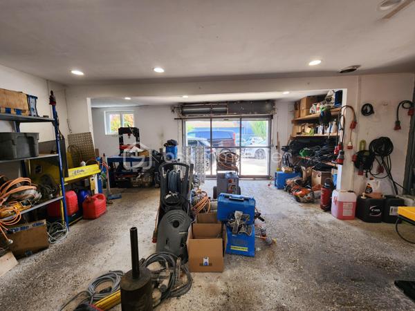 Proche de Saint-Maximin-la-Sainte-Baume et des axes autoroutiers, vaste local commercial offrant plusieurs espaces de travail ainsi que de nombreuses places de stationnement.

Facile d’accès, ce bien peut convenir à différents corps de métier grâce à la diversité de ses espaces.

Un large volet roulant métallique ainsi qu’une grande baie vitrée sécurisée ouvrent sur un atelier d’environ 50 m² avec dalle béton. Communiquant avec cet espace, un bureau carrelé et climatisé de 38 m² avec WC.

Le bien dispose également de deux grandes réserves de 22 m² et 8 m².

Une agréable cuisine équipée et aménagée s’ouvre sur un patio, reliant ainsi cette première partie à une seconde aile comprenant plusieurs bureaux ainsi qu’un logement de fonction.

L’ensemble est implanté sur une parcelle joliment arborée de 854 m².

Parmi les nombreux atouts :

Tout-à-l’égout
Compteur électrique professionnel
Borne de recharge pour véhicule électrique
Caméras de surveillance
Pompe à chaleur
Portail automatique
Système d’alarme

Ce bien, d’une superficie totale d’environ 340 m², offre de nombreuses possibilités d’aménagement et pourrait convenir à différents projets professionnels, sous réserve des autorisations administratives nécessaires : professions médicales ou paramédicales, cabinet vétérinaire, kinésithérapeute, ostéopathe, laboratoire, bureaux professionnels, activité artisanale avec showroom, ou encore structure d’accueil de type MAM.