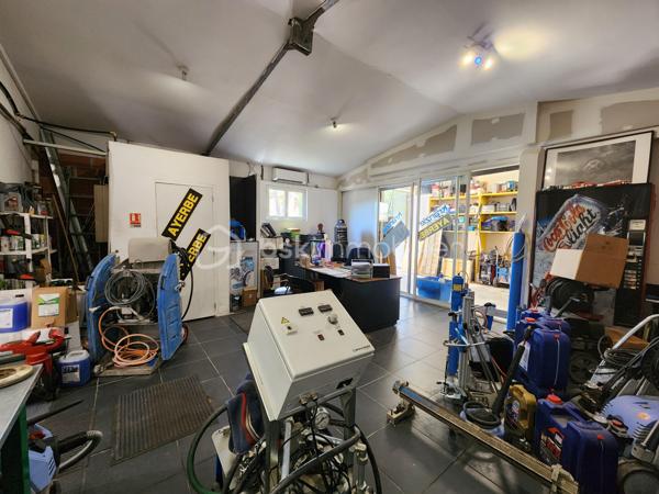 Proche de Saint-Maximin-la-Sainte-Baume et des axes autoroutiers, vaste local commercial offrant plusieurs espaces de travail ainsi que de nombreuses places de stationnement.

Facile d’accès, ce bien peut convenir à différents corps de métier grâce à la diversité de ses espaces.

Un large volet roulant métallique ainsi qu’une grande baie vitrée sécurisée ouvrent sur un atelier d’environ 50 m² avec dalle béton. Communiquant avec cet espace, un bureau carrelé et climatisé de 38 m² avec WC.

Le bien dispose également de deux grandes réserves de 22 m² et 8 m².

Une agréable cuisine équipée et aménagée s’ouvre sur un patio, reliant ainsi cette première partie à une seconde aile comprenant plusieurs bureaux ainsi qu’un logement de fonction.

L’ensemble est implanté sur une parcelle joliment arborée de 854 m².

Parmi les nombreux atouts :

Tout-à-l’égout
Compteur électrique professionnel
Borne de recharge pour véhicule électrique
Caméras de surveillance
Pompe à chaleur
Portail automatique
Système d’alarme

Ce bien, d’une superficie totale d’environ 340 m², offre de nombreuses possibilités d’aménagement et pourrait convenir à différents projets professionnels, sous réserve des autorisations administratives nécessaires : professions médicales ou paramédicales, cabinet vétérinaire, kinésithérapeute, ostéopathe, laboratoire, bureaux professionnels, activité artisanale avec showroom, ou encore structure d’accueil de type MAM.