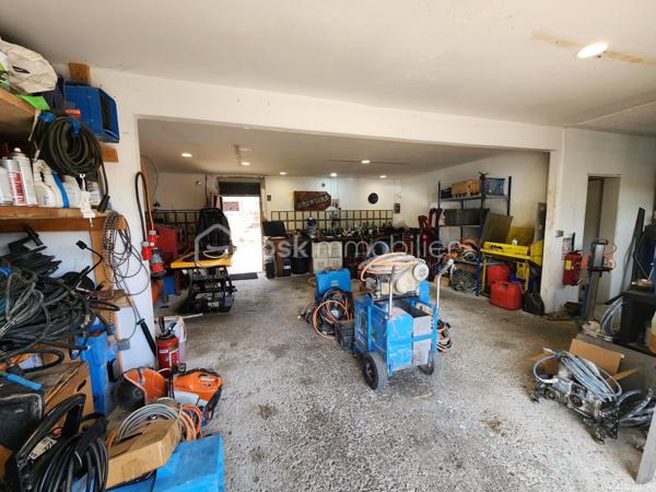 Proche de Saint-Maximin-la-Sainte-Baume et des axes autoroutiers, vaste local commercial offrant plusieurs espaces de travail ainsi que de nombreuses places de stationnement.

Facile d’accès, ce bien peut convenir à différents corps de métier grâce à la diversité de ses espaces.

Un large volet roulant métallique ainsi qu’une grande baie vitrée sécurisée ouvrent sur un atelier d’environ 50 m² avec dalle béton. Communiquant avec cet espace, un bureau carrelé et climatisé de 38 m² avec WC.

Le bien dispose également de deux grandes réserves de 22 m² et 8 m².

Une agréable cuisine équipée et aménagée s’ouvre sur un patio, reliant ainsi cette première partie à une seconde aile comprenant plusieurs bureaux ainsi qu’un logement de fonction.

L’ensemble est implanté sur une parcelle joliment arborée de 854 m².

Parmi les nombreux atouts :

Tout-à-l’égout
Compteur électrique professionnel
Borne de recharge pour véhicule électrique
Caméras de surveillance
Pompe à chaleur
Portail automatique
Système d’alarme

Ce bien, d’une superficie totale d’environ 340 m², offre de nombreuses possibilités d’aménagement et pourrait convenir à différents projets professionnels, sous réserve des autorisations administratives nécessaires : professions médicales ou paramédicales, cabinet vétérinaire, kinésithérapeute, ostéopathe, laboratoire, bureaux professionnels, activité artisanale avec showroom, ou encore structure d’accueil de type MAM.