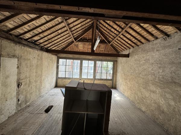 Entrepot / Bureau à Rehabiliter