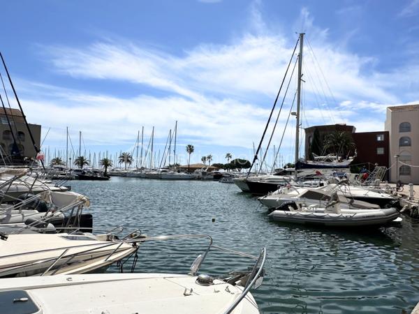 A VENDRE Studio rénové de 23,5 m2, à une minute à pied du Port de HYERES, boutiques et restaurants. 
Venez découvrir cet appartement bien agencé, situé dans une résidence sécurisée, avec digicode, caméra, ascenseur au pied du Square RIMBAUD . Comprenant une entrée avec placards, une salle de bain rénovée avec sèche-serviette, WC, pièce de vie avec coin cuisine, terrasse de 8m2 avec vue sur le port et aperçu mer, orientée Est. 
- Fenetres double vitrage PVC, volets roulants PVC
- Fibre
- Chauffage collectif electrique
- Charges 138€ mensuels
- Taxe foncière 743€. 
Vidéo de l'appartement sur demande.
Pour une visite, n'hésitez pas : 06.19.94.62.19