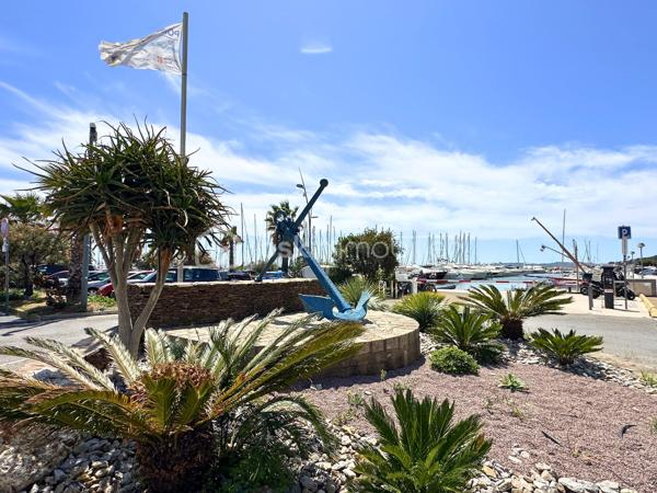 A VENDRE Studio rénové de 23,5 m2, à une minute à pied du Port de HYERES, boutiques et restaurants. 
Venez découvrir cet appartement bien agencé, situé dans une résidence sécurisée, avec digicode, caméra, ascenseur au pied du Square RIMBAUD . Comprenant une entrée avec placards, une salle de bain rénovée avec sèche-serviette, WC, pièce de vie avec coin cuisine, terrasse de 8m2 avec vue sur le port et aperçu mer, orientée Est. 
- Fenetres double vitrage PVC, volets roulants PVC
- Fibre
- Chauffage collectif electrique
- Charges 138€ mensuels
- Taxe foncière 743€. 
Vidéo de l'appartement sur demande.
Pour une visite, n'hésitez pas : 06.19.94.62.19