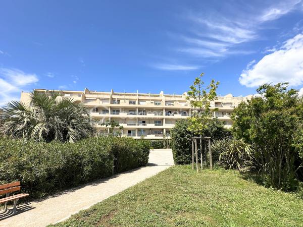 A VENDRE Studio rénové de 23,5 m2, à une minute à pied du Port de HYERES, boutiques et restaurants. 
Venez découvrir cet appartement bien agencé, situé dans une résidence sécurisée, avec digicode, caméra, ascenseur au pied du Square RIMBAUD . Comprenant une entrée avec placards, une salle de bain rénovée avec sèche-serviette, WC, pièce de vie avec coin cuisine, terrasse de 8m2 avec vue sur le port et aperçu mer, orientée Est. 
- Fenetres double vitrage PVC, volets roulants PVC
- Fibre
- Chauffage collectif electrique
- Charges 138€ mensuels
- Taxe foncière 743€. 
Vidéo de l'appartement sur demande.
Pour une visite, n'hésitez pas : 06.19.94.62.19