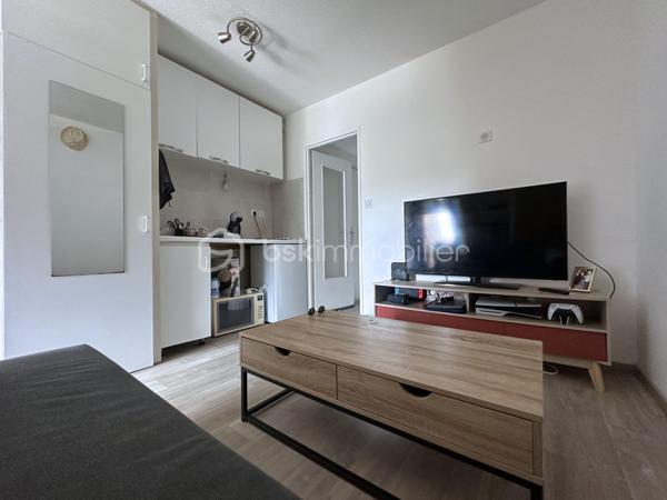 A VENDRE Studio rénové de 23,5 m2, à une minute à pied du Port de HYERES, boutiques et restaurants. 
Venez découvrir cet appartement bien agencé, situé dans une résidence sécurisée, avec digicode, caméra, ascenseur au pied du Square RIMBAUD . Comprenant une entrée avec placards, une salle de bain rénovée avec sèche-serviette, WC, pièce de vie avec coin cuisine, terrasse de 8m2 avec vue sur le port et aperçu mer, orientée Est. 
- Fenetres double vitrage PVC, volets roulants PVC
- Fibre
- Chauffage collectif electrique
- Charges 138€ mensuels
- Taxe foncière 743€. 
Vidéo de l'appartement sur demande.
Pour une visite, n'hésitez pas : 06.19.94.62.19
