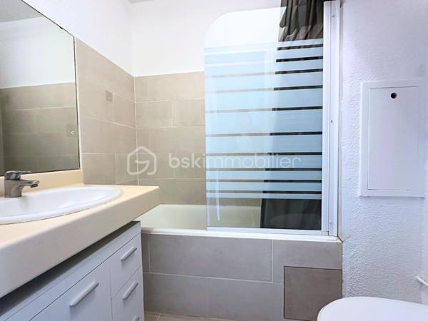 A VENDRE Studio rénové de 23,5 m2, à une minute à pied du Port de HYERES, boutiques et restaurants. 
Venez découvrir cet appartement bien agencé, situé dans une résidence sécurisée, avec digicode, caméra, ascenseur au pied du Square RIMBAUD . Comprenant une entrée avec placards, une salle de bain rénovée avec sèche-serviette, WC, pièce de vie avec coin cuisine, terrasse de 8m2 avec vue sur le port et aperçu mer, orientée Est. 
- Fenetres double vitrage PVC, volets roulants PVC
- Fibre
- Chauffage collectif electrique
- Charges 138€ mensuels
- Taxe foncière 743€. 
Vidéo de l'appartement sur demande.
Pour une visite, n'hésitez pas : 06.19.94.62.19
