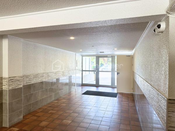 A VENDRE Studio rénové de 23,5 m2, à une minute à pied du Port de HYERES, boutiques et restaurants. 
Venez découvrir cet appartement bien agencé, situé dans une résidence sécurisée, avec digicode, caméra, ascenseur au pied du Square RIMBAUD . Comprenant une entrée avec placards, une salle de bain rénovée avec sèche-serviette, WC, pièce de vie avec coin cuisine, terrasse de 8m2 avec vue sur le port et aperçu mer, orientée Est. 
- Fenetres double vitrage PVC, volets roulants PVC
- Fibre
- Chauffage collectif electrique
- Charges 138€ mensuels
- Taxe foncière 743€. 
Vidéo de l'appartement sur demande.
Pour une visite, n'hésitez pas : 06.19.94.62.19