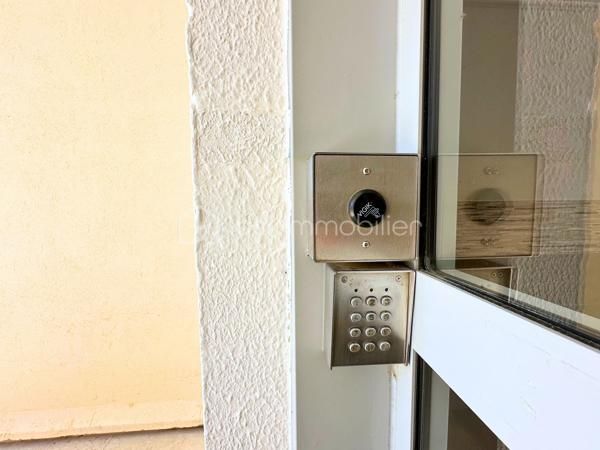 A VENDRE Studio rénové de 23,5 m2, à une minute à pied du Port de HYERES, boutiques et restaurants. 
Venez découvrir cet appartement bien agencé, situé dans une résidence sécurisée, avec digicode, caméra, ascenseur au pied du Square RIMBAUD . Comprenant une entrée avec placards, une salle de bain rénovée avec sèche-serviette, WC, pièce de vie avec coin cuisine, terrasse de 8m2 avec vue sur le port et aperçu mer, orientée Est. 
- Fenetres double vitrage PVC, volets roulants PVC
- Fibre
- Chauffage collectif electrique
- Charges 138€ mensuels
- Taxe foncière 743€. 
Vidéo de l'appartement sur demande.
Pour une visite, n'hésitez pas : 06.19.94.62.19