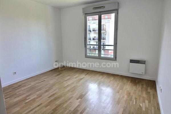 Appartement 4 pièces de 84 m2 avec balcon et parkings à vendre à CARRIERES SOUS POISSY (78) au prix de 325000 euros