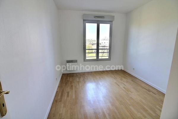 Appartement 4 pièces de 84 m2 avec balcon et parkings à vendre à CARRIERES SOUS POISSY (78) au prix de 325000 euros