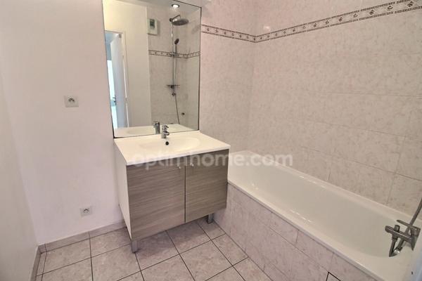 Appartement 4 pièces de 84 m2 avec balcon et parkings à vendre à CARRIERES SOUS POISSY (78) au prix de 325000 euros