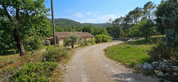 Havre de paix provençal : Votre mas en pierre au cœur de la nature
