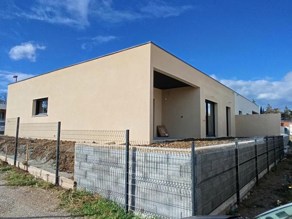 Villa neuve de plain pied de 105m², 3 chambres sur terrain de 303m² avec garage