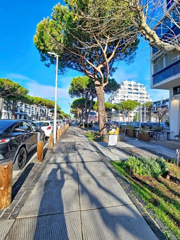 ** NOUVEAUTÉ ET EN EXCLUSIVITÉ **
Fonds de commerce avec droit au bail – La Grande Motte centre-ville
Emplacement de premier choix en plein coeur du centre-ville de La Grande Motte pour ce local commercial bénéficiant d’une excellente
visibilité et d’un environnement dynamique.
Il se compose d’un espace principal de 25 m², d’une mezzanine de 20 m² accueillant les sanitaires, ainsi que d’une terrasse extérieure
bioclimatique fermée de 18 m², offrant un espace exploitable supplémentaire et un réel confort pour la clientèle.
Destination : tous commerces avec possibilité d’activité de point chaud.
Bail commercial 3/6/9 en cours.
Loyer attractif.
Local fonctionnel, idéal pour une première installation ou le développement d’une activité dans un secteur recherché et à fort passage.
Je reste disponible 7 jours sur 7 pour tout renseignement complémentaire et ouverte à l’inter-agence.