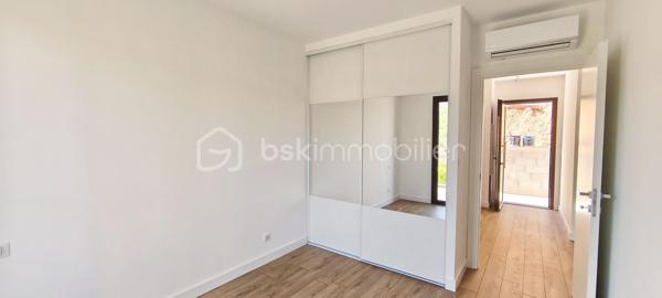 Corse - Rive sud d’Ajaccio à Pietrosella- Résidence ORZIOLO 2. Appartement neuf T2 de 47 m2 + terrasse de 22 m2, situé à 3 km de la mer. et proche des commerces !

Ventes Corse Rive sud d’Ajaccio à Pietrosella- BSK Immobilier vous propose dans une résidence de standing de 6 logements à usage d’habitation idéalement situé, à 3 km de la mer et proche des commerces et disposant d’une jolie vue dégagée sur le maquis Corse.

Lot A02:  Un appartement neuf de type T2 de 47 m2 + terrasse de 22 m2, situé en Rez-de chaussée, localisation façade à droite.
Ce logement offre tout le confort, il comprend une pièce de vie permettant d’accueillir un salon et séjour, une cuisine ouverte aménagée, une chambre, une salle d’eau et un WC. 

Équipements intérieurs de qualité fournis : Chauffage - climatisation, ballon thermodynamique, volets roulants alu électriques, grandes douches avec parois vitrées et WC suspendus. Les menuiseries extérieures sont en alu et en double vitrage, les baies vitrées font entre 3 et 4 mètres avec une hauteur de 2.25m ce qui offre une belle luminosité dans les pièces.

Chaque logement dispose de deux places de stationnement à l’air libre.
Situé, à 3 km de la plage de Pietrosella et proche des commerces ; Pharmacies, alimentations, poste, tabac/presse à moins de 5 km .. et à 30 minutes de l’Aéroport d’Ajaccio Napoléon Bonaparte.

Dans le cadre des visites il vous sera demandé la présentation d'une pièce d’identité à chaque visiteur majeur, conformément à l’article L.561-5 du Code monétaire et financier. 

VENTE Corse Rive sud d’Ajaccio à Pietrosella- Lot A02 résidence ORZIOLO 2.
Appartement T2 neuf de 47 m2 + terrasse de 22 m2; Prix 249 000 euros, honoraires charge vendeur inclus - réf. 229946 BSK Immobilier - DOMINIQUE LARROCHE – 06 28 04 74 47 - Agent Commercial - RSAC N° 378 428 684 - Ville du greffe : AJACCIO -