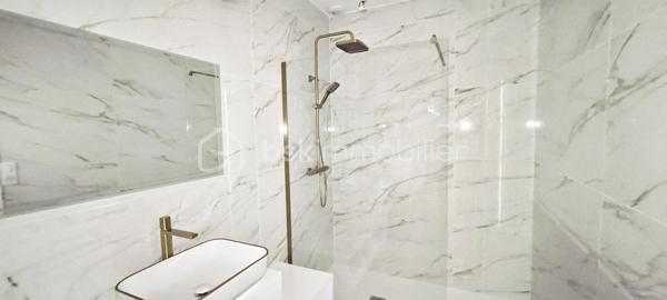 Corse - Rive sud d’Ajaccio à Pietrosella- Résidence ORZIOLO 2. Appartement neuf T2 de 47 m2 + terrasse de 22 m2, situé à 3 km de la mer. et proche des commerces !

Ventes Corse Rive sud d’Ajaccio à Pietrosella- BSK Immobilier vous propose dans une résidence de standing de 6 logements à usage d’habitation idéalement situé, à 3 km de la mer et proche des commerces et disposant d’une jolie vue dégagée sur le maquis Corse.

Lot A02:  Un appartement neuf de type T2 de 47 m2 + terrasse de 22 m2, situé en Rez-de chaussée, localisation façade à droite.
Ce logement offre tout le confort, il comprend une pièce de vie permettant d’accueillir un salon et séjour, une cuisine ouverte aménagée, une chambre, une salle d’eau et un WC. 

Équipements intérieurs de qualité fournis : Chauffage - climatisation, ballon thermodynamique, volets roulants alu électriques, grandes douches avec parois vitrées et WC suspendus. Les menuiseries extérieures sont en alu et en double vitrage, les baies vitrées font entre 3 et 4 mètres avec une hauteur de 2.25m ce qui offre une belle luminosité dans les pièces.

Chaque logement dispose de deux places de stationnement à l’air libre.
Situé, à 3 km de la plage de Pietrosella et proche des commerces ; Pharmacies, alimentations, poste, tabac/presse à moins de 5 km .. et à 30 minutes de l’Aéroport d’Ajaccio Napoléon Bonaparte.

Dans le cadre des visites il vous sera demandé la présentation d'une pièce d’identité à chaque visiteur majeur, conformément à l’article L.561-5 du Code monétaire et financier. 

VENTE Corse Rive sud d’Ajaccio à Pietrosella- Lot A02 résidence ORZIOLO 2.
Appartement T2 neuf de 47 m2 + terrasse de 22 m2; Prix 249 000 euros, honoraires charge vendeur inclus - réf. 229946 BSK Immobilier - DOMINIQUE LARROCHE – 06 28 04 74 47 - Agent Commercial - RSAC N° 378 428 684 - Ville du greffe : AJACCIO -