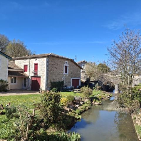 MAISON DE VILLAGE AVEC 4 CHAMBRES D'HOTES + ESPACE PRIVATIF + GITE + BORDURE DE RUISSEAU