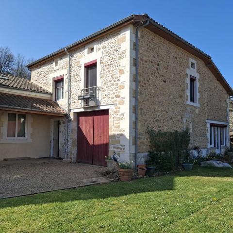 MAISON DE VILLAGE AVEC 4 CHAMBRES D'HOTES + ESPACE PRIVATIF + GITE + BORDURE DE RUISSEAU
