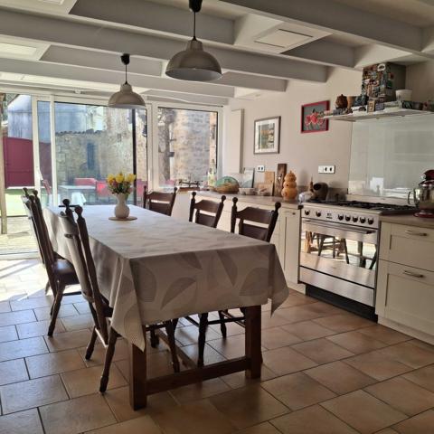MAISON DE VILLAGE AVEC 4 CHAMBRES D'HOTES + ESPACE PRIVATIF + GITE + BORDURE DE RUISSEAU