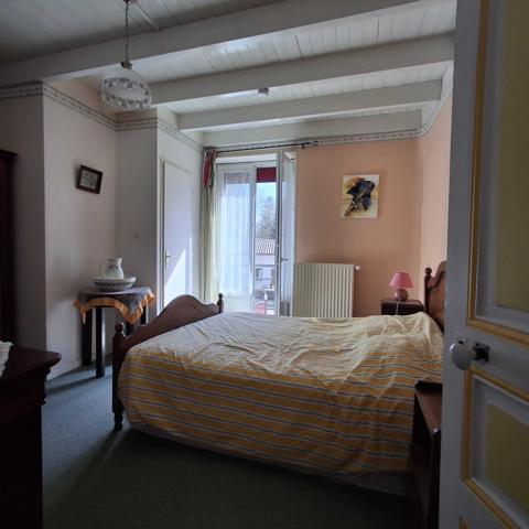 MAISON DE VILLAGE AVEC 4 CHAMBRES D'HOTES + ESPACE PRIVATIF + GITE + BORDURE DE RUISSEAU
