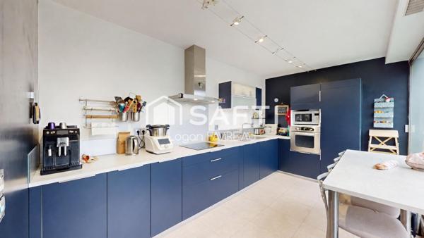 Maison de caractère, rénovée avec double garage et jardin