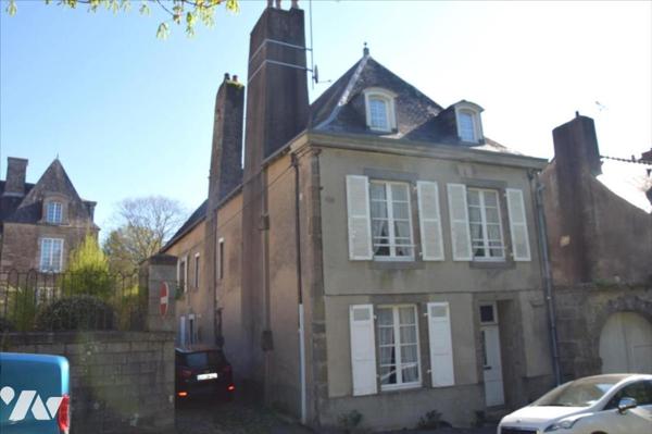 MAYENNE- Secteur Mairie, maison de ville avec atelier et jardin non attenant.

- Une maison d...